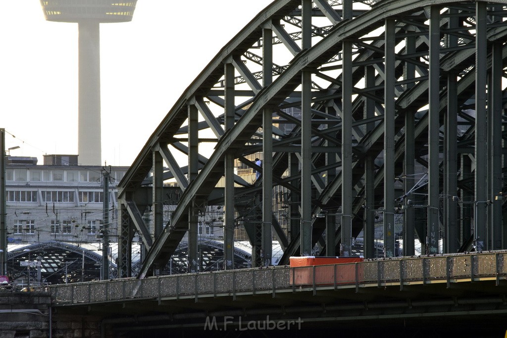 PSpringt kein Suizid Brueckenspringer Koeln Hohenzollernbruecke P184.JPG - Miklos Laubert